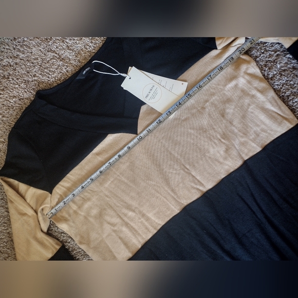 Dokotoo Color Block Long Sleeve V-neck Top with Button Accents NWT - Picture 8 of 9